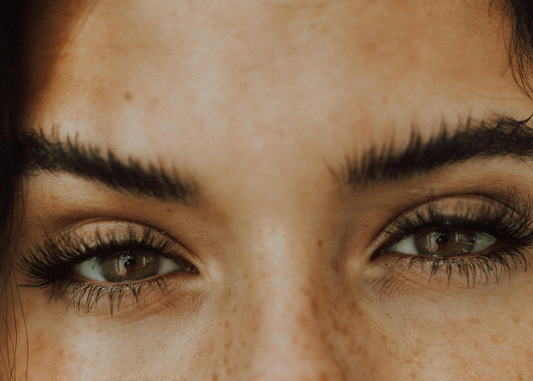 Close-up of natural lashes with soft, defined curl, showcasing a long lasting mascara look.